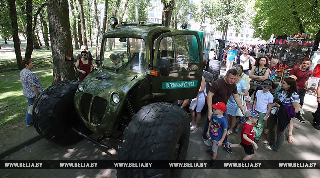ФОТОРЕПОРТАЖ: 100-летие пограничной службы празднуют в минском парке Горького